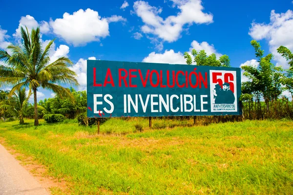 CENTRAL ROAD, CUBA - SETEMBRO 06, 2015: Anúncio de propaganda comunista no sistema de rodovias rurais — Fotografia de Stock