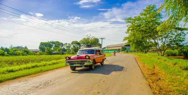 CENTRAL ROAD, CUBA - 06 SETTEMBRE 2015: American Oldtimer nel sistema stradale rurale utilizzato per i trasporti — Foto Stock