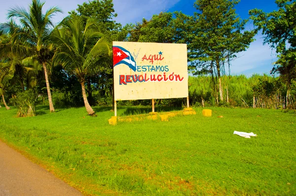 STRADA CENTRALE, CUBA - 06 SETTEMBRE 2015: Manifesto di propaganda comunista nel sistema autostradale rurale — Foto Stock