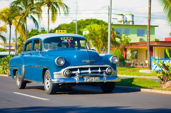 Cienfuegos, Cuba - 12 Eylül 2015: Klasik araba hala kullanımda ve eski yarışçılar ikonik bir görünüm haline gelmiştir — Stok fotoğraf