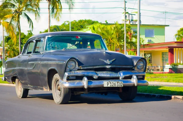 Cienfuegos, Cuba - 12 September 2015: Classic auto's zijn nog steeds in gebruik en oldtimers geworden een iconische weergave — Stockfoto