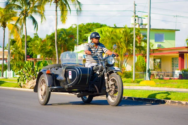 Cienfuegos, 쿠바-2015 년 9 월 12 일: 사이드카와 오토바이 아직도 사용 하 고 오래 된 타이머 아이코 닉 보기 되고있다 — 스톡 사진