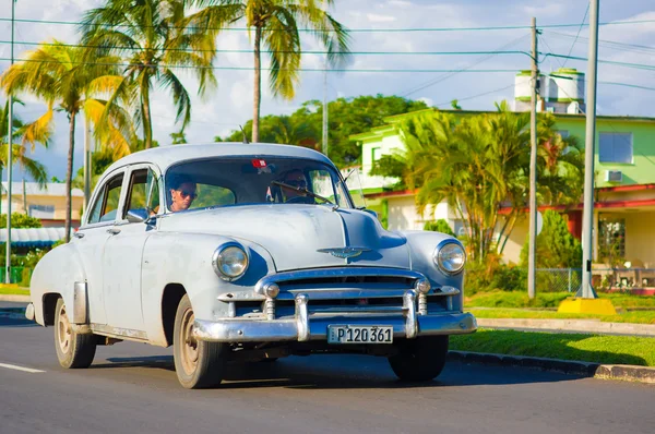 Cienfuegos, Cuba - 12 Eylül 2015: Klasik araba hala kullanımda ve eski yarışçılar ikonik bir görünüm haline gelmiştir — Stok fotoğraf