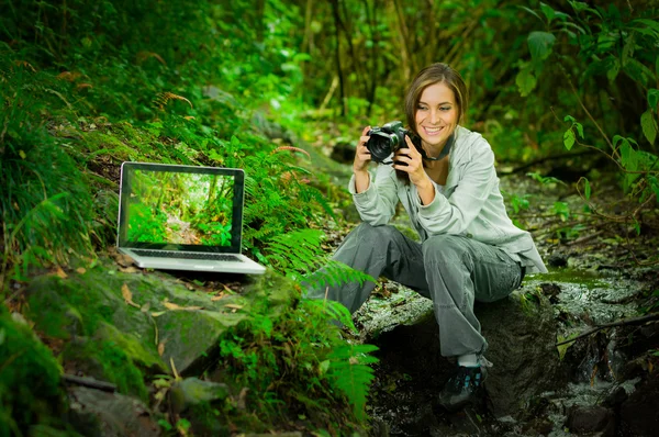 Jovem fotógrafa bonita na selva — Fotografia de Stock