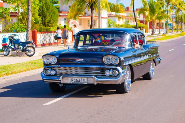 Cienfuegos, Cuba - 12 de septiembre de 2015: Coches clásicos todavía están en uso y viejos contadores de tiempo se han convertido en una icónica vista Fotos De Stock Sin Royalties Gratis