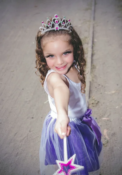 Bella bambina che indossa un costume da fata — Foto Stock