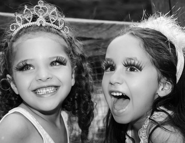 Zwart en wit portret van twee meisje dragen fairy kostuums — Stockfoto