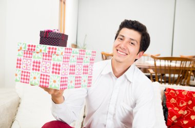 Noel hediyesi kutu holding neşeli yakışıklı genç