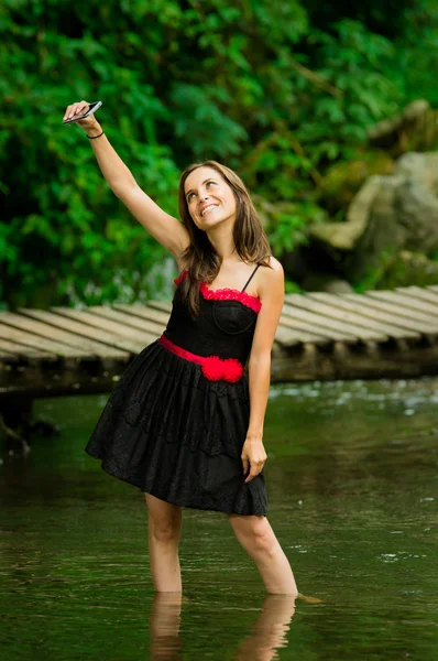 Beautiful young girl taking a selfie in the middle of jungle — Stock Photo, Image