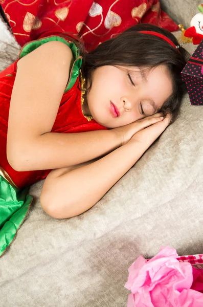 Dulce niña vestida con vestido de Navidad durmiendo — Foto de Stock