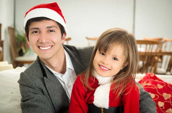 Zoete vader knuffelen dochter in Kerstmis — Stockfoto