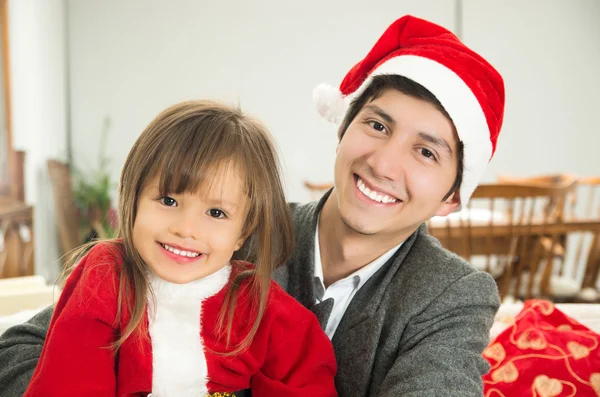 Portrait de père et fille heureux à Noël — Photo