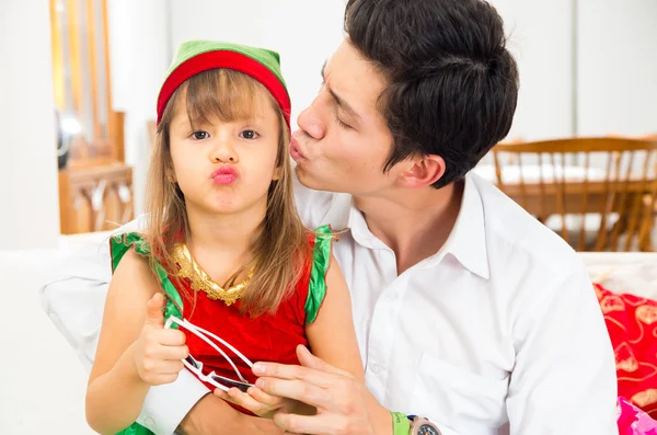 Padre y linda hija enviando besos para Navidad — Foto de Stock
