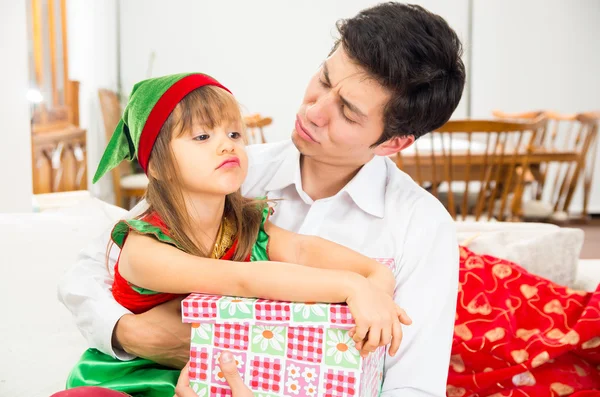 Meisje op zoek teleurgesteld houden kerstcadeau — Stockfoto