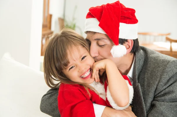 Papa aimant embrasser sa fille à Noël — Photo