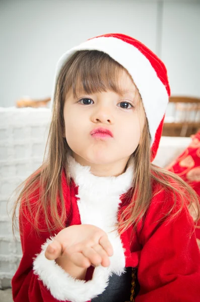 Schattig klein meisje in kerst kleding — Stockfoto