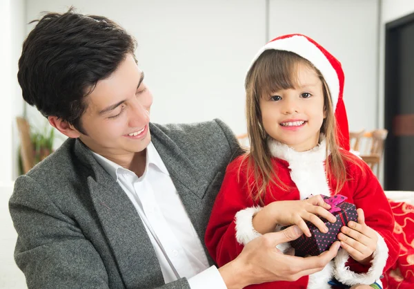 Lief klein meisje kerstcadeau openen — Stockfoto