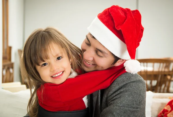 Padre e hija abrazándose en Navidad — Foto de Stock