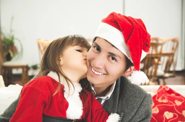 Dulce chica besos papá para Navidad — Foto de Stock
