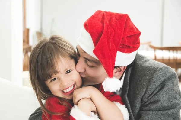 Papa aimant embrasser sa fille à Noël — Photo