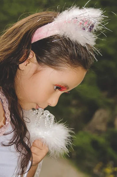 Mooi meisje draagt een fee kostuum — Stockfoto