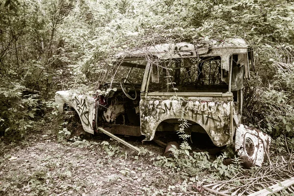 Carro abandonado na selva — Fotografia de Stock