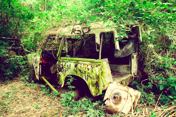 Carro abandonado na selva — Fotografia de Stock