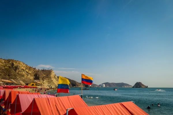 Prachtige weergave van Colombiaanse vlaggen in Playa Blanca beach, Santa Marta, Colombia — Stockfoto