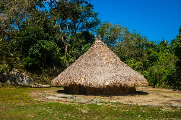 Traditionella hus av Kogi människor, inhemska etniska gruppen, Colombia — Stockfoto