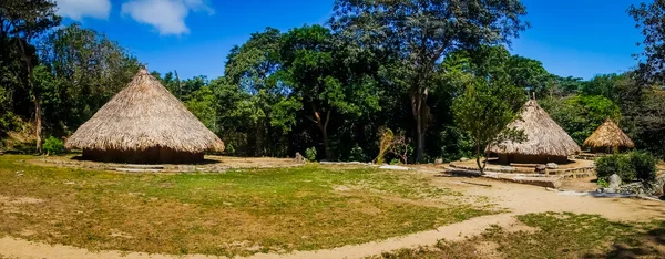 Traditionella hus av Kogi människor, inhemska etniska gruppen, Colombia — Stockfoto