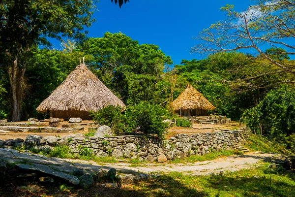 Traditionella hus av Kogi människor, inhemska etniska gruppen, Colombia — Stockfoto