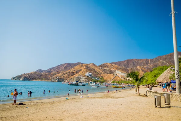 Touristen genießen den Tanganga-Strand in Santa Marta, Kolumbien — Stockfoto