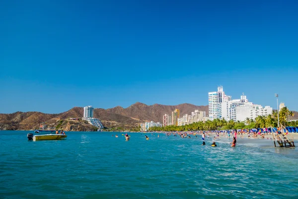 Wunderschöner strand mit blick auf santa marta, kolumbien — Stockfoto