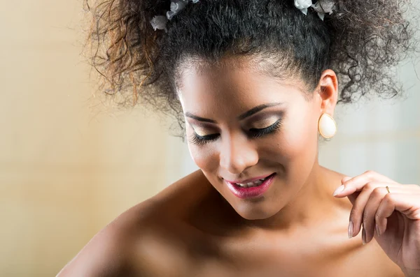 Retrato de close-up de bela jovem hispânica com cabelo encaracolado — Fotografia de Stock