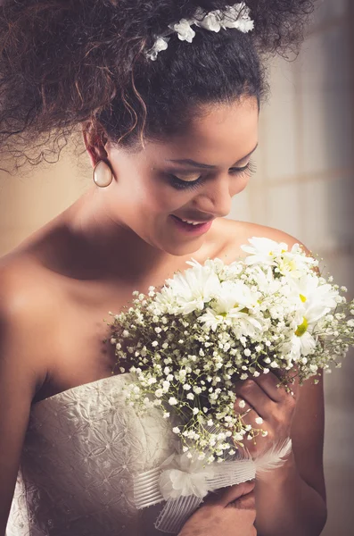 花の花束を見てカーリー ブルネット花嫁 — ストック写真