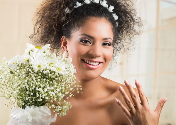 Portret van prachtige exotische Latijnse bruid dragen witte jurk — Stockfoto