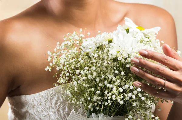 Closeup shot of flower bouquet held by a bride — Stock Photo, Image