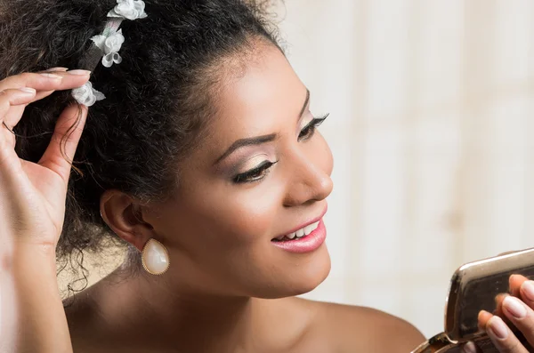Крупный план портрета красивой латиноамериканской молодой женщины с вьющимися волосами — стоковое фото