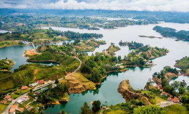 Guatape: Antioquia, Colombia, renkli doğal havadan görünümü