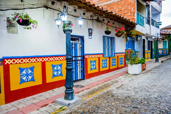 Strade belle e colorate a Guatape, conosciuta come città di Zocalos. Colombia — Foto Stock