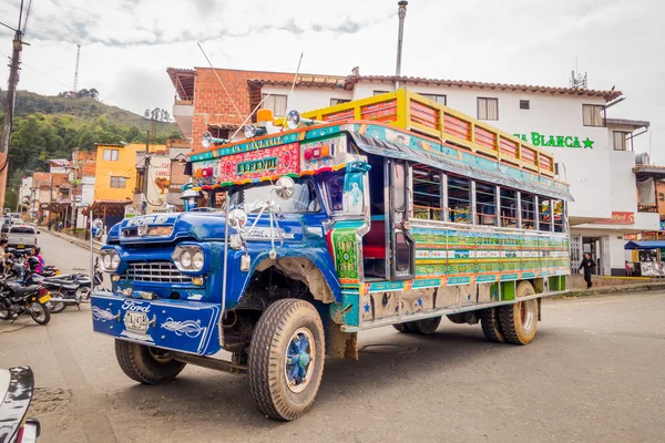 Színes régi nyilvános busz-ban Guatape, Kolumbia — Stock Fotó