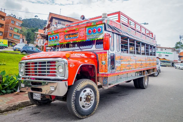 Bunter alter öffentlicher bus in guatape, kolumbien — Stockfoto