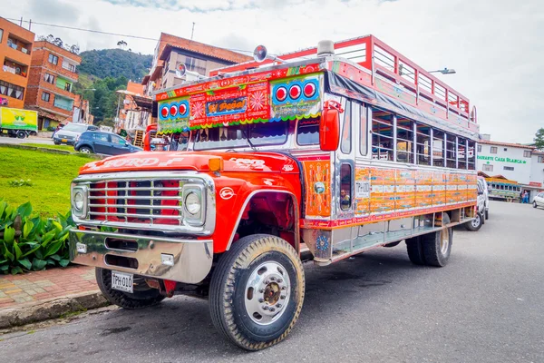 Guatape、コロンビアのカラフルな古い公共バス — ストック写真