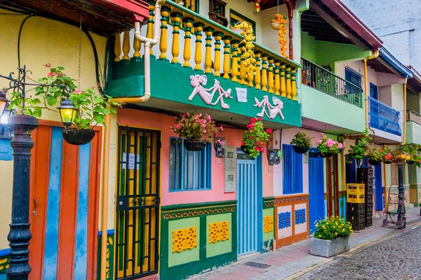 Mooie en kleurrijke straten in Guatape, bekend als de stad van Zocalos. Colombia — Stockfoto