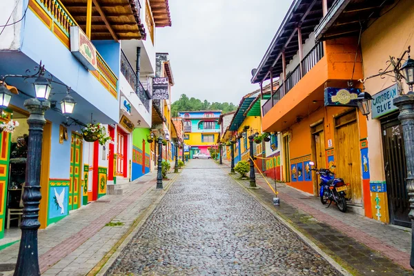 Mooie en kleurrijke straten in Guatape, bekend als de stad van Zocalos. Colombia — Stockfoto