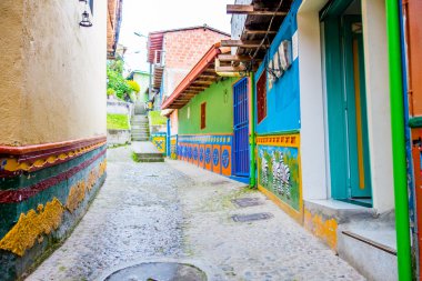 Güzel ve renkli şehir Zocalos bilinen Guatape, sokaklarda. Kolombiya