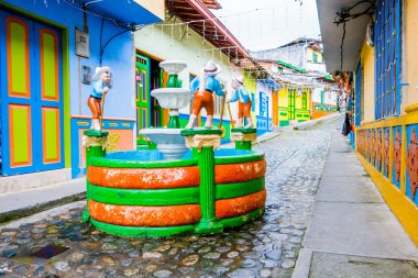 Güzel ve renkli şehir Zocalos bilinen Guatape, sokaklarda. Kolombiya