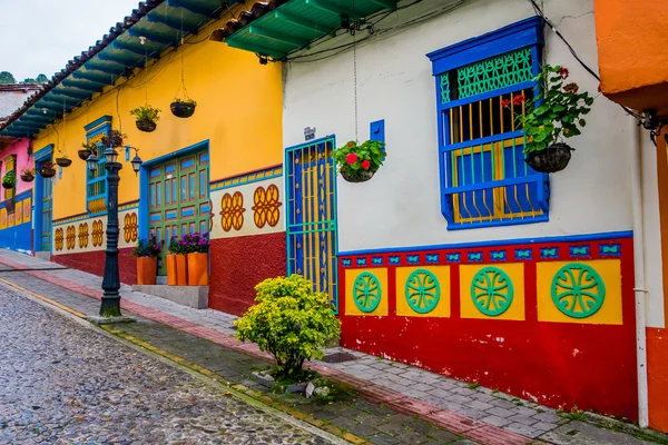 Мбаппе и красочные улицы в Гуатапе, известном как город Зокалос. Колумбия — стоковое фото
