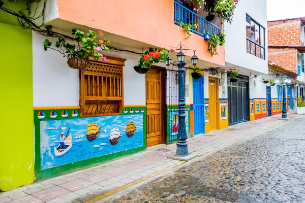 Hermosas y coloridas calles en Guatape, conocida como ciudad de Zócalos. Colombia — Foto de Stock