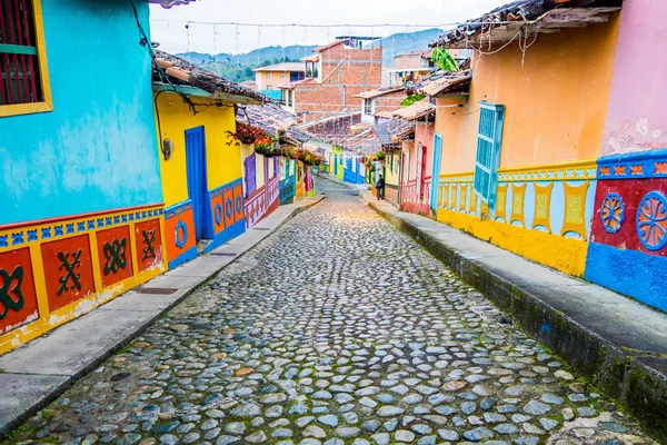 Schöne und farbenfrohe Straßen in Guatape, bekannt als Stadt der Zocalos. Kolumbien — Stockfoto